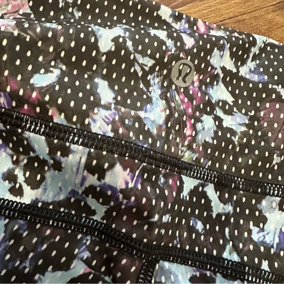Lululemon printed crops size 6 - Picture 2 of 4